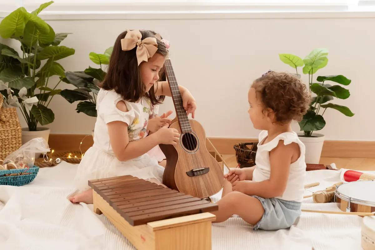 Peques explorando instrumentos musicales en Gorgoritos